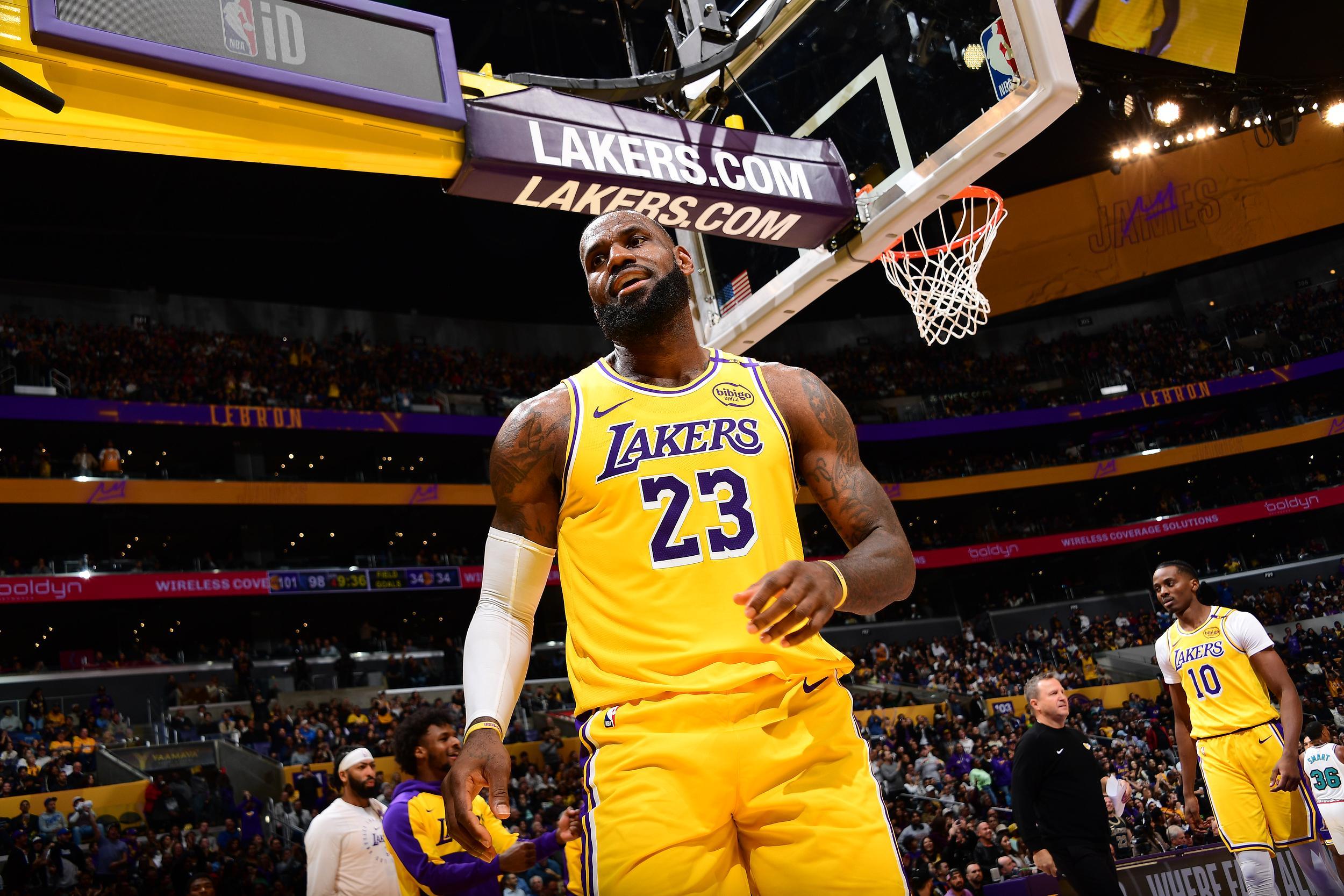 华体会-詹姆斯晒高尔夫装备版Labubu玩偶：请叫我LeBronBron Scheffler