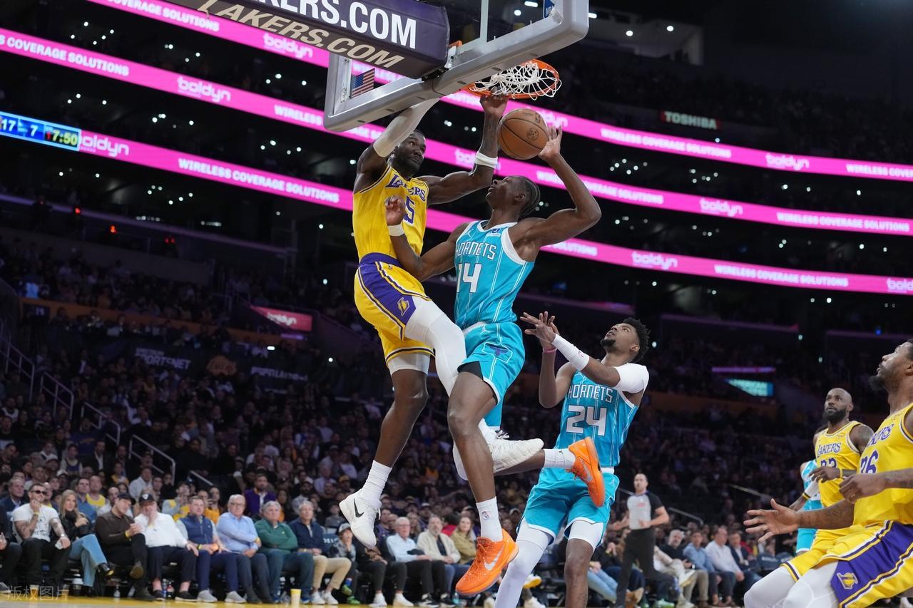 hth-根本不防守！詹姆斯只顾刷分！三球打爆湖人，东契奇空砍39+3+4